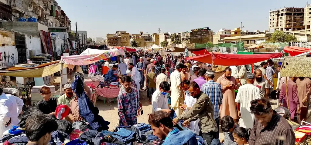 Drukke weekmarkt in het centrum van Den Helder