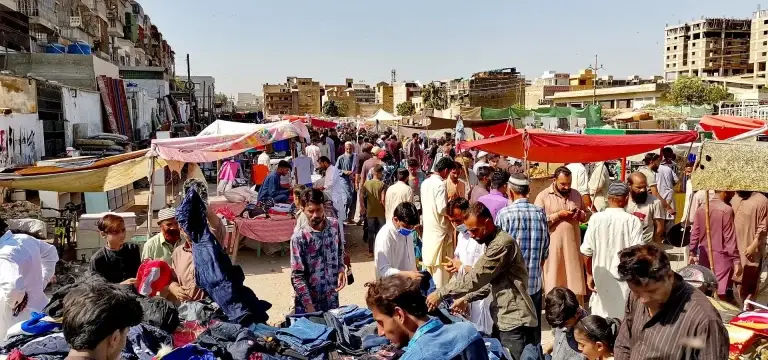 Drukke weekmarkt in het centrum van Den Helder